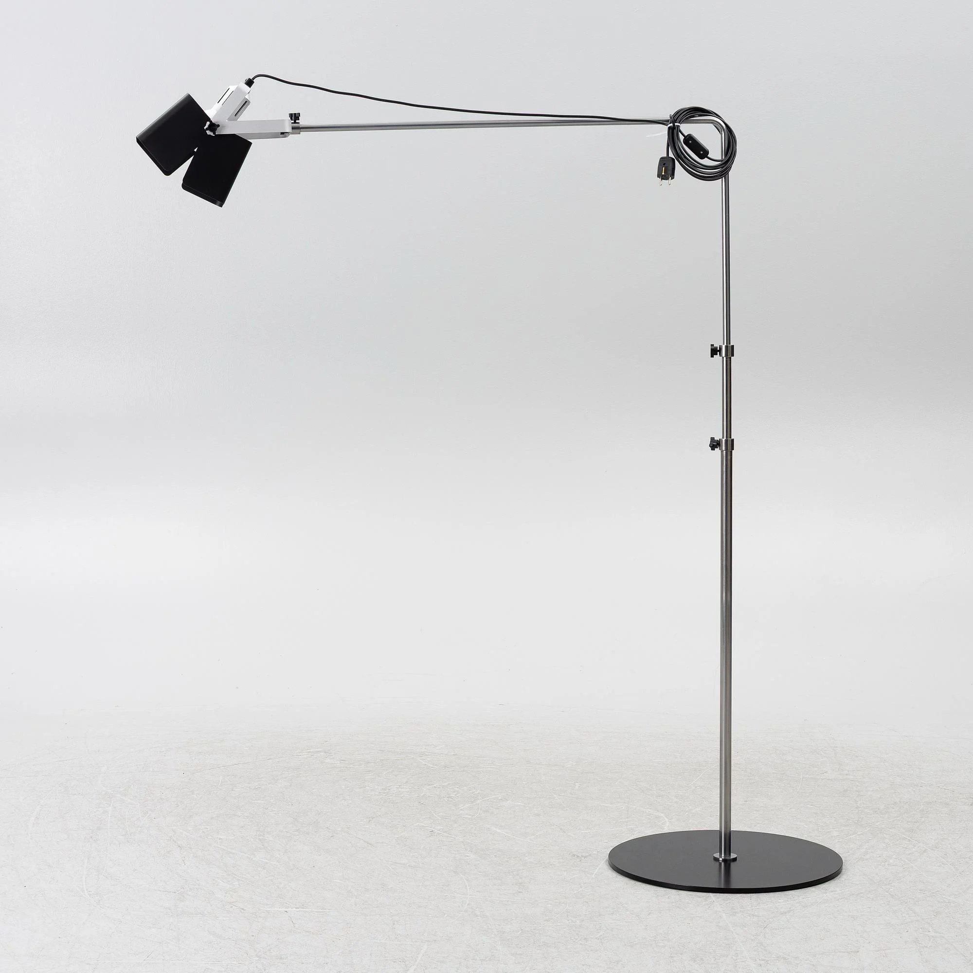 Yrjö Kukkapuro, golvlampa, "YK100G", Blond, samtida. — Design/Belysning — Bukowskis