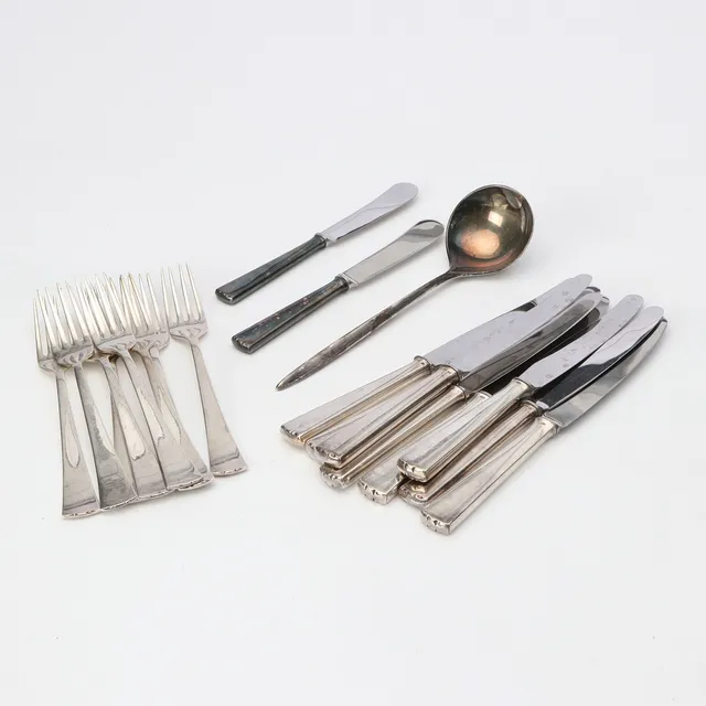 PARTI SILVERBESTICK, 19 DELAR. Vikt exklusive knivar ca 415 gram.