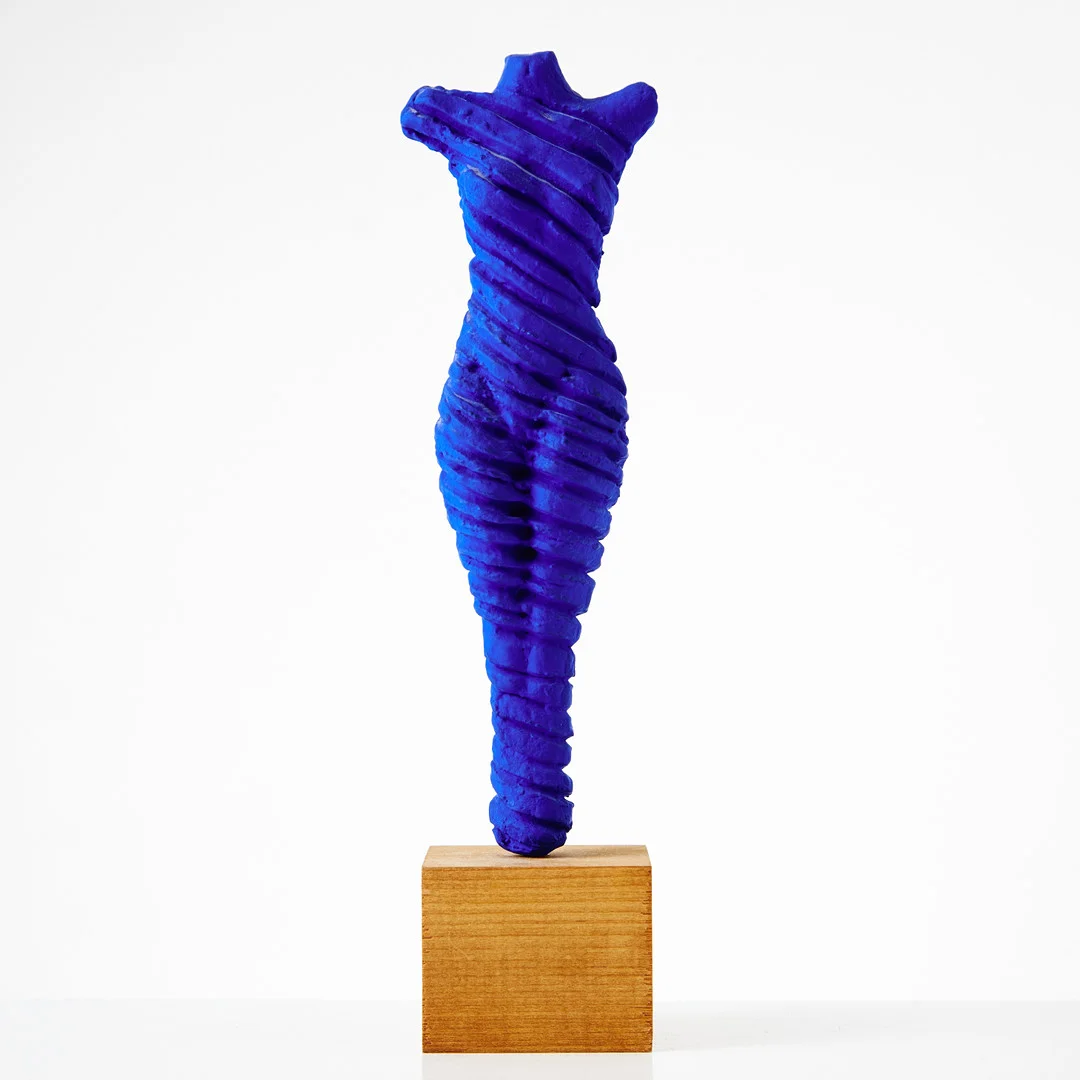 FRANK OLSSON (FÖDD 1954). "Kvarg gumman", bemålad keramik, monterad på träsockel, signerad och daterad Frank 2008. — Sculptures & Bronzes — Stockholms Auktionsverk Magasin 5