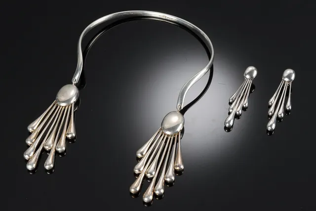 Astrid Fog for Georg Jensen. 'Archive' halscollier samt ørreringe dessin mr. 235(3)