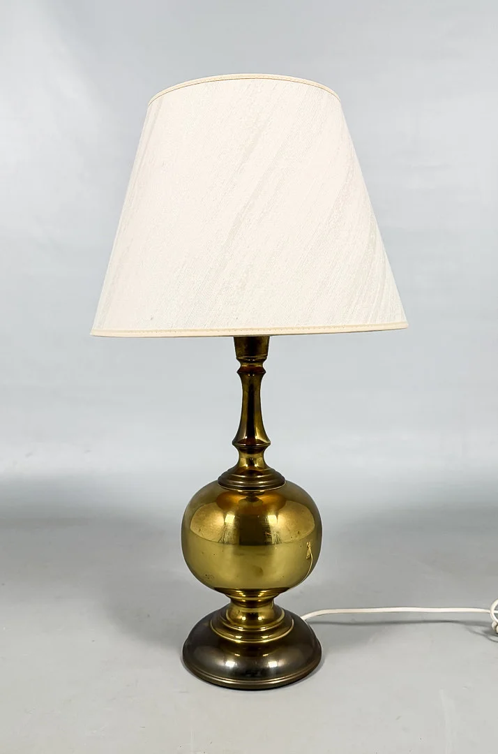 UNO DAHLEN. BORDSLAMPA, gulmetall, "Aneta", Växjö. — Table Lamps — Auktionshuset STO Bohuslän