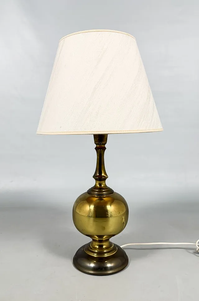 UNO DAHLEN. BORDSLAMPA, gulmetall, "Aneta", Växjö.