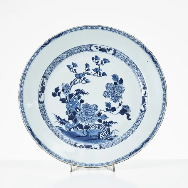 FAT, porslin, Kina, Qianlong (1736-1795), rund form, dekor av trädgårdsavsats med pion och magnolia i underglasyrblått.