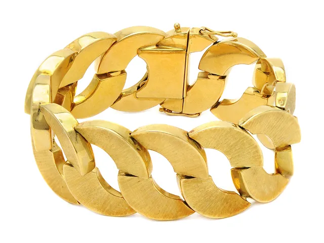 ARMBAND, 18K guld, möjligen Frankrike ca 1950-1970, bredd 2,6 cm, längd 19 cm, vikt 65,1 g.