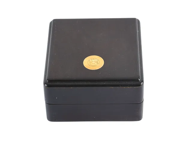 TRÄBOX, till Longines herrur, brun, 113 x 120 x 64 mm, skadad, ca 1995.
