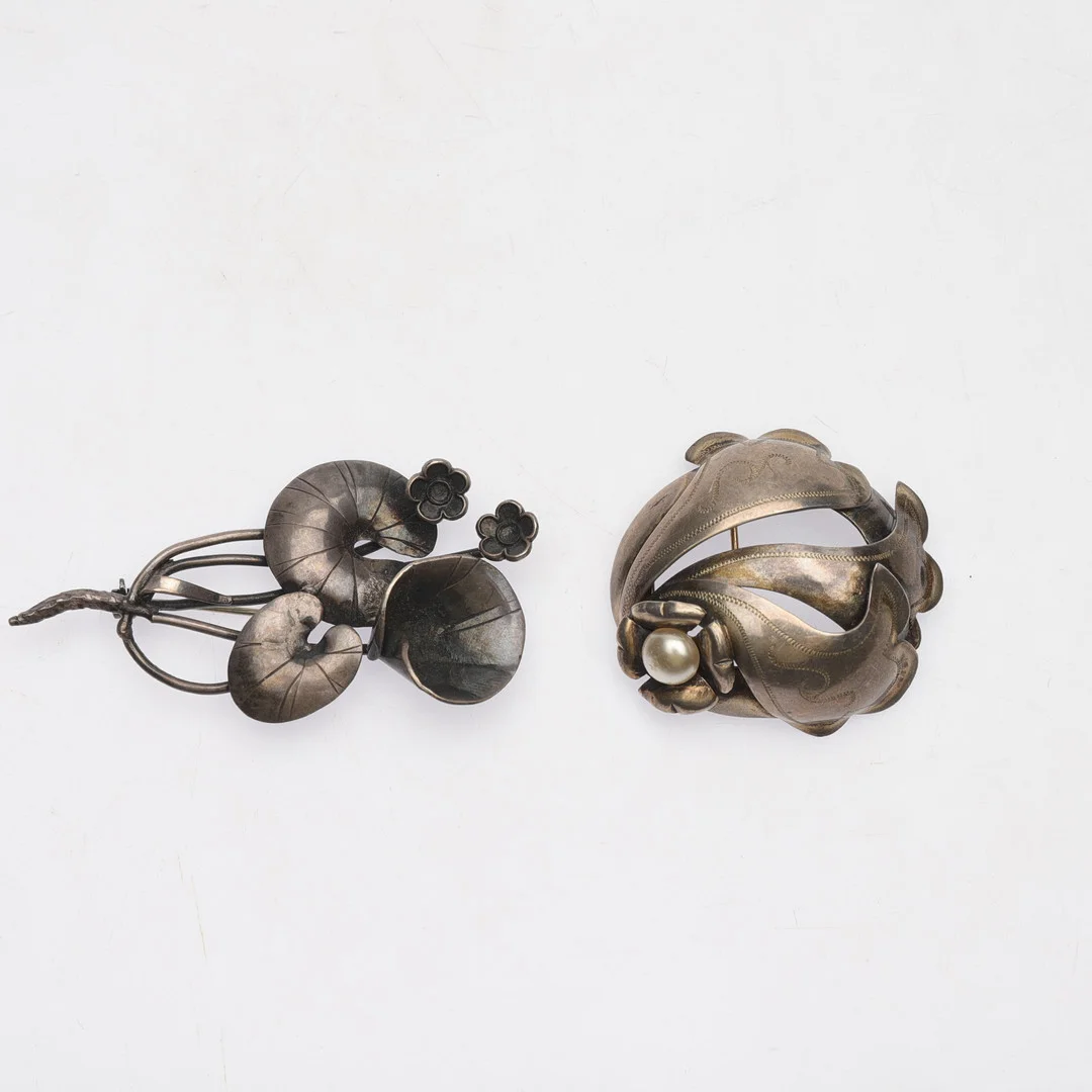 BROSCHER, 2st, silver, b.la. Michelsen Aktiebolag A. Vikt ca 23gram. — Brooches & Pendants — Gomér & Andersson Norrköping