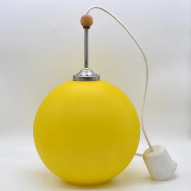 ALESSANDRO PIANON. IM STIL VON. MURANO DECKENLAMPE, MEHRFACHES STUDIOGLAS, HANDGEMACHT, ZITRONENGELB UND WEISS, UM 1960ER.