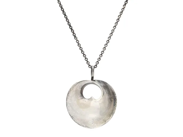 GEORG JENSEN, hänge med kedja, Hidden Heart, sterlingsilver, design Torun Bülow Hübe, mått 2,3 cm, längd på kedjan 45 cm, vikt 6,5 g, originalask.