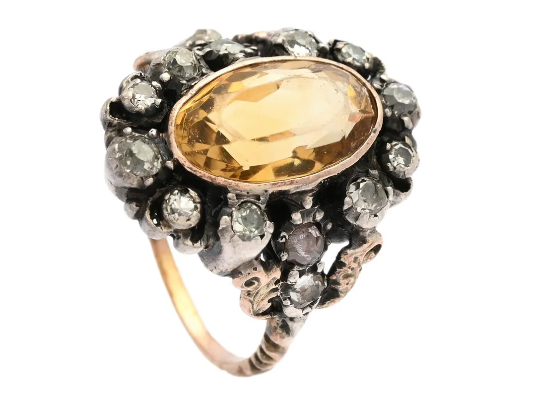 RING, ca 12K guld, silver, rosenslipade gammalslipade och åttkantslipade diamanter, ovalslipad citrin, stl 18,5 mm, vikt 7,3 g, citrin med nedslitna fasettkanter, slitage. — Smycken/Ring — Kaplans