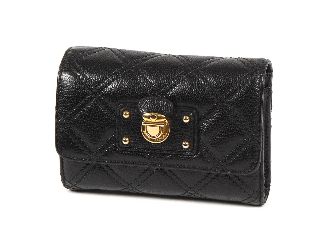 PLÅNBOK, MARC JACOBS svart läder/gulmetalldet 13x10 cm mynt/sedel/8 st kontokortsfack (dragtapp på blixtlåset tll myntfacket fattas) dustbag — Accessoarer/Plånböcker — Kaplans