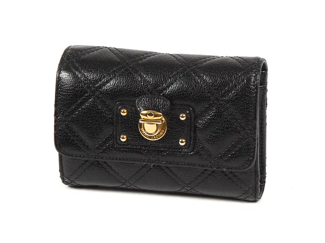 PLÅNBOK, MARC JACOBS svart läder/gulmetalldet 13x10 cm mynt/sedel/8 st kontokortsfack (dragtapp på blixtlåset tll myntfacket fattas) dustbag