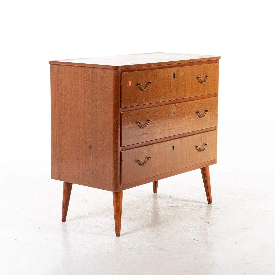BYRÅ, 3-lådig, teak, 1950/60-tal. — Chests of drawers — Handelslagret Auktionsservice