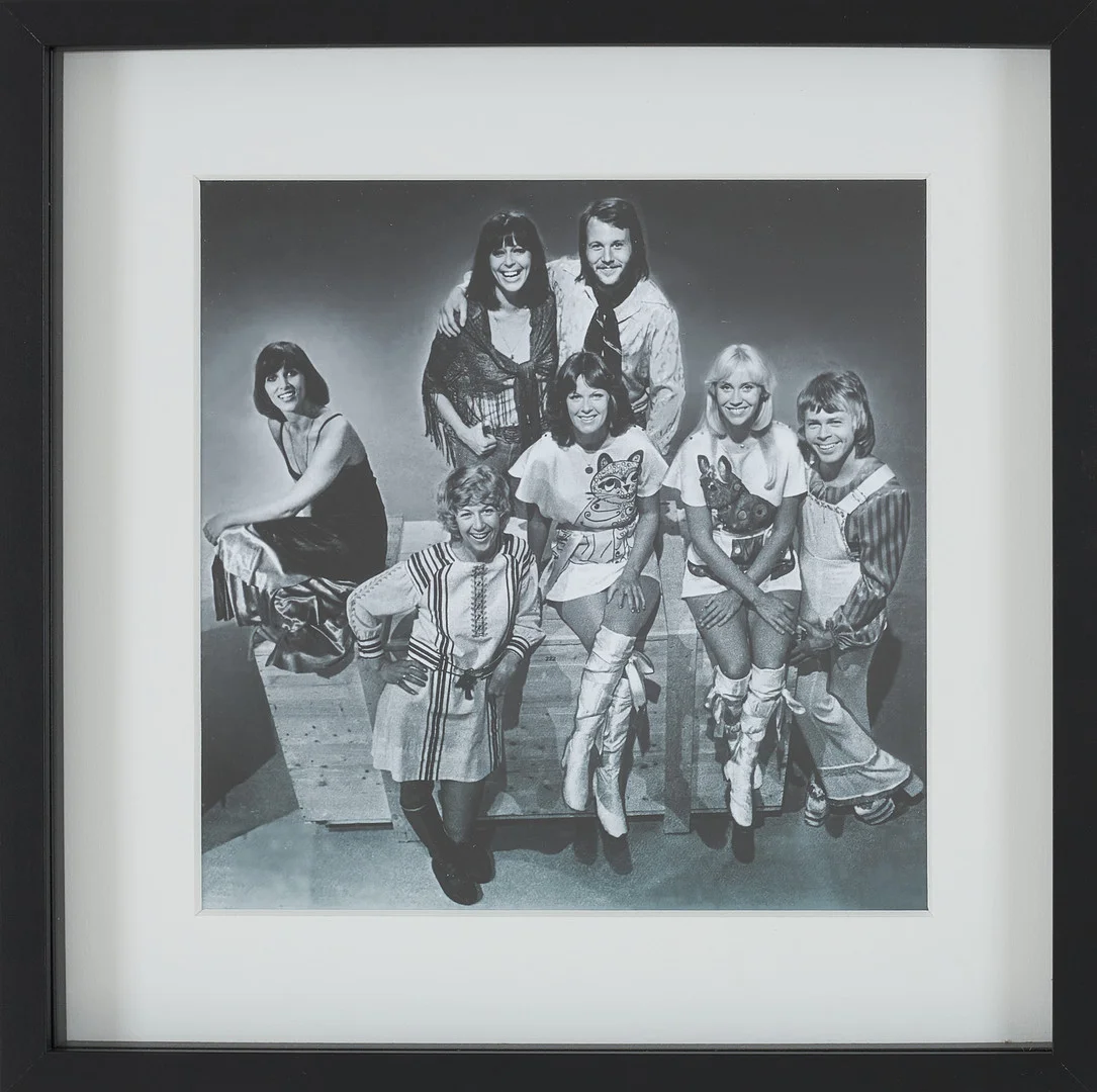 ROLF ADLERCREUTZ. Fotografi, Abba-medlemmarna, Lill Lindfors, Merit Hemmingson och Sylvia Wrethammar, 1975, från tv-programmet "Made in Sweden", pigmentbläckutskrift på fotopapper, numerad 1/20 samt signerad bakom pannå. — Photography — Stockholms Auktionsverk Sickla