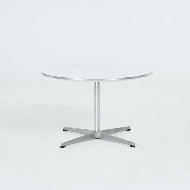 ARNE JACOBSEN. soffbord, laminat, aluminium/kromad stål, Fritz Hansen 1988, Danmark, etikettmärkt.