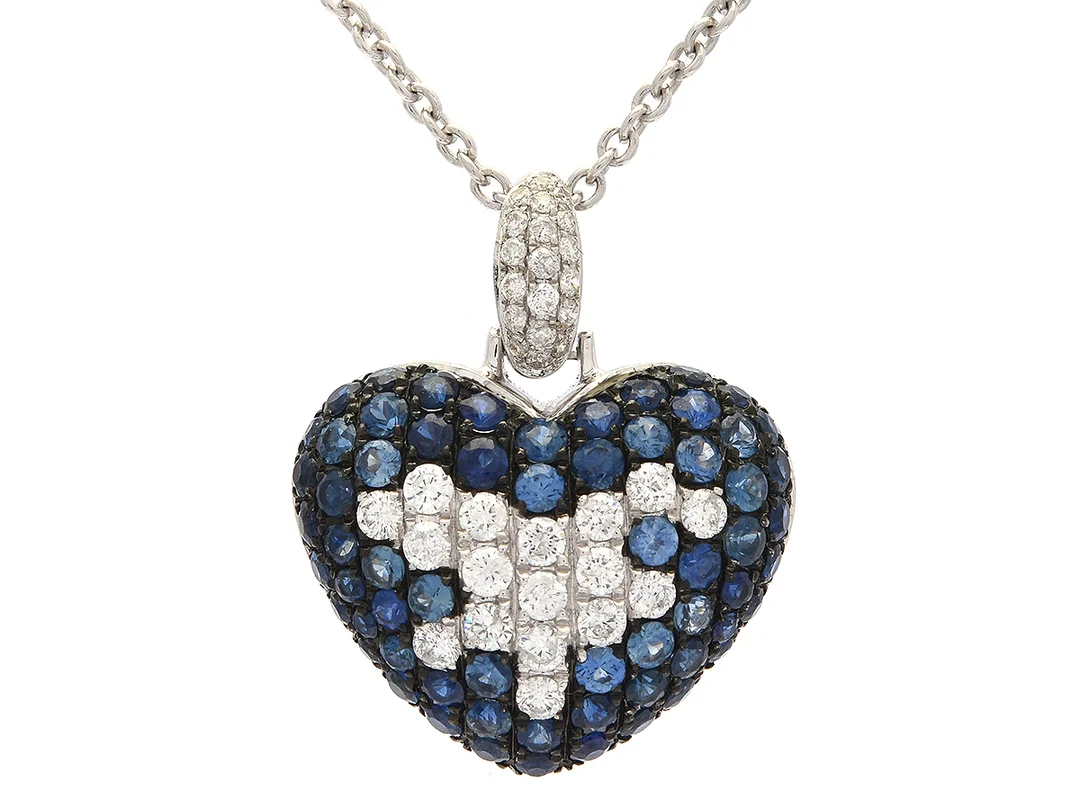 HÄNGE/KEDJA, 18K vitguld, hjärta, blå safirer ca 2,16 ctv, briljantslipade diamanter ca 0,61 ctv, ca TW-W(G-H)/P, längd 40 cm, vikt 8,0 g. — Smycken/Hänge med kedja — Kaplans
