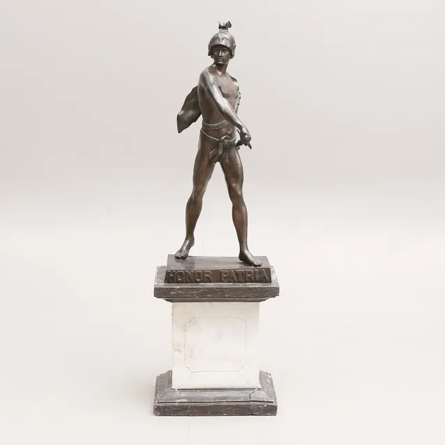 EMILE PICAULT. EFTER. "Honor Patria", staty, brons, med marmorpiedestal, 1900-talets första hälft.