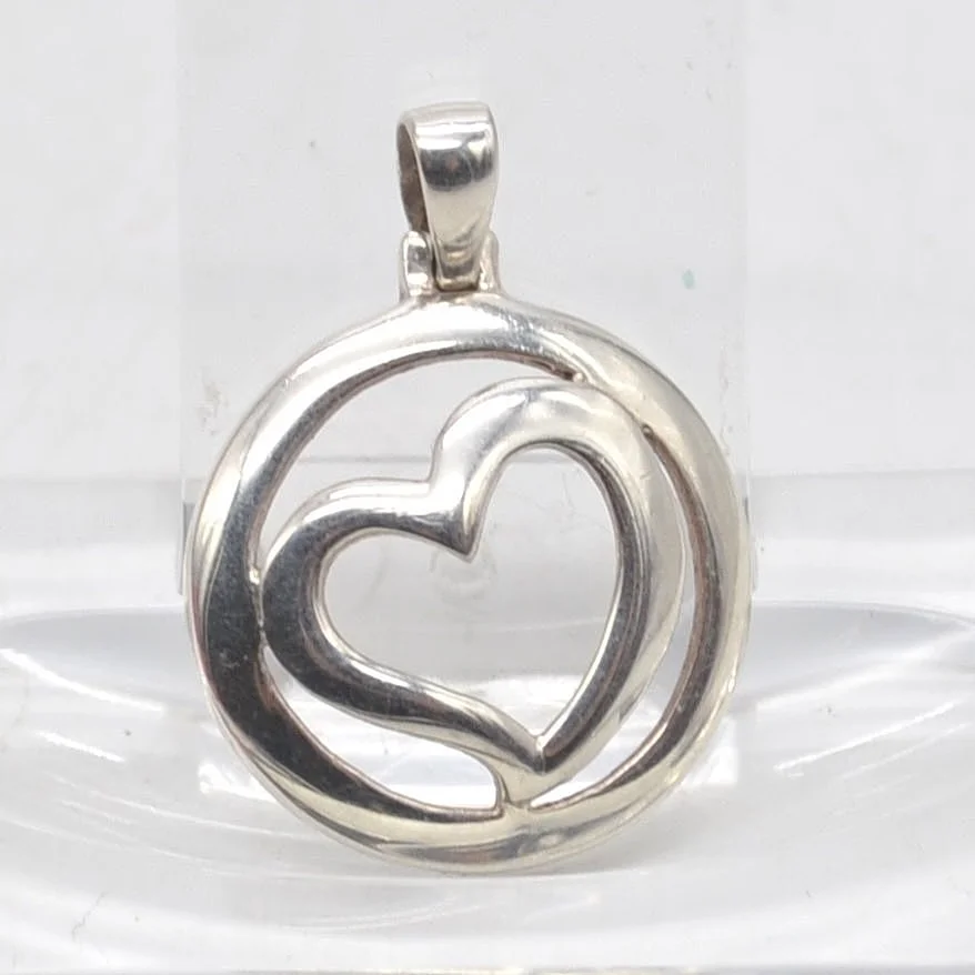 SMYKKEFORM, DESIGNER COLLIER ANHÄNGER, HERZ IN EINEM KREIS, STERLINGSILBER, SMK GESTEMPELT, DÄNEMARK, VINTAGE. — Brooches & Pendants — Kunst- und Auktionshaus Kleinhenz