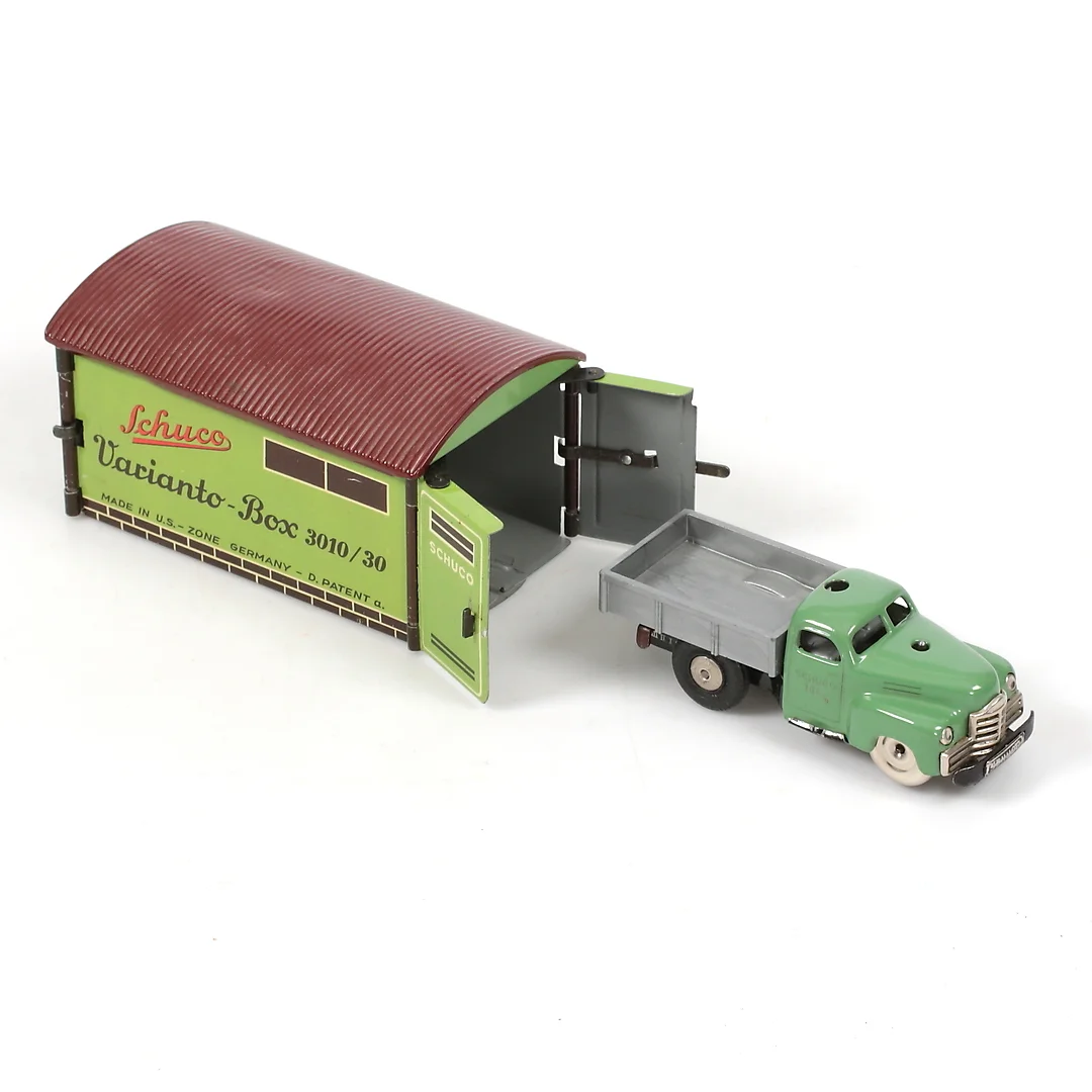 MODELLASTBIL, Varianto - Lasto 3042 med GARAGE, Varianto - Box 3010/30, litograferad plåt, Schuco. 1900-talets mitt. — Toys — Stadsauktion Sundsvall