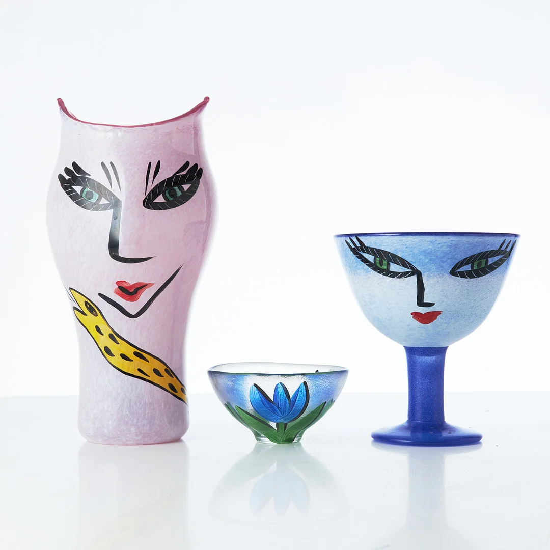 ULRICA HYDMAN-VALLIEN. ANSIKTSVAS, SKÅL, SKÅL PÅ FOT, Kosta Boda, glas, ansiktsvasen samt skål på fot signerade undertill. — Art glass — Stockholms Auktionsverk Magasin 5