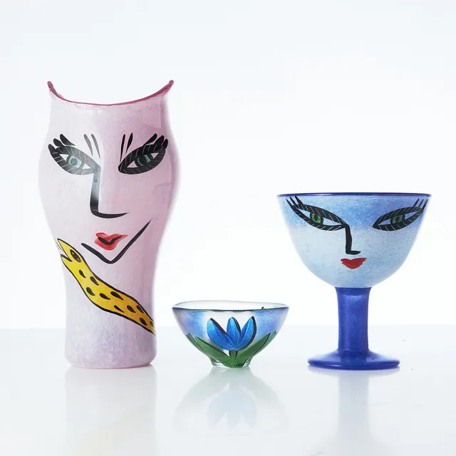 ULRICA HYDMAN-VALLIEN. ANSIKTSVAS, SKÅL, SKÅL PÅ FOT, Kosta Boda, glas, ansiktsvasen samt skål på fot signerade undertill.