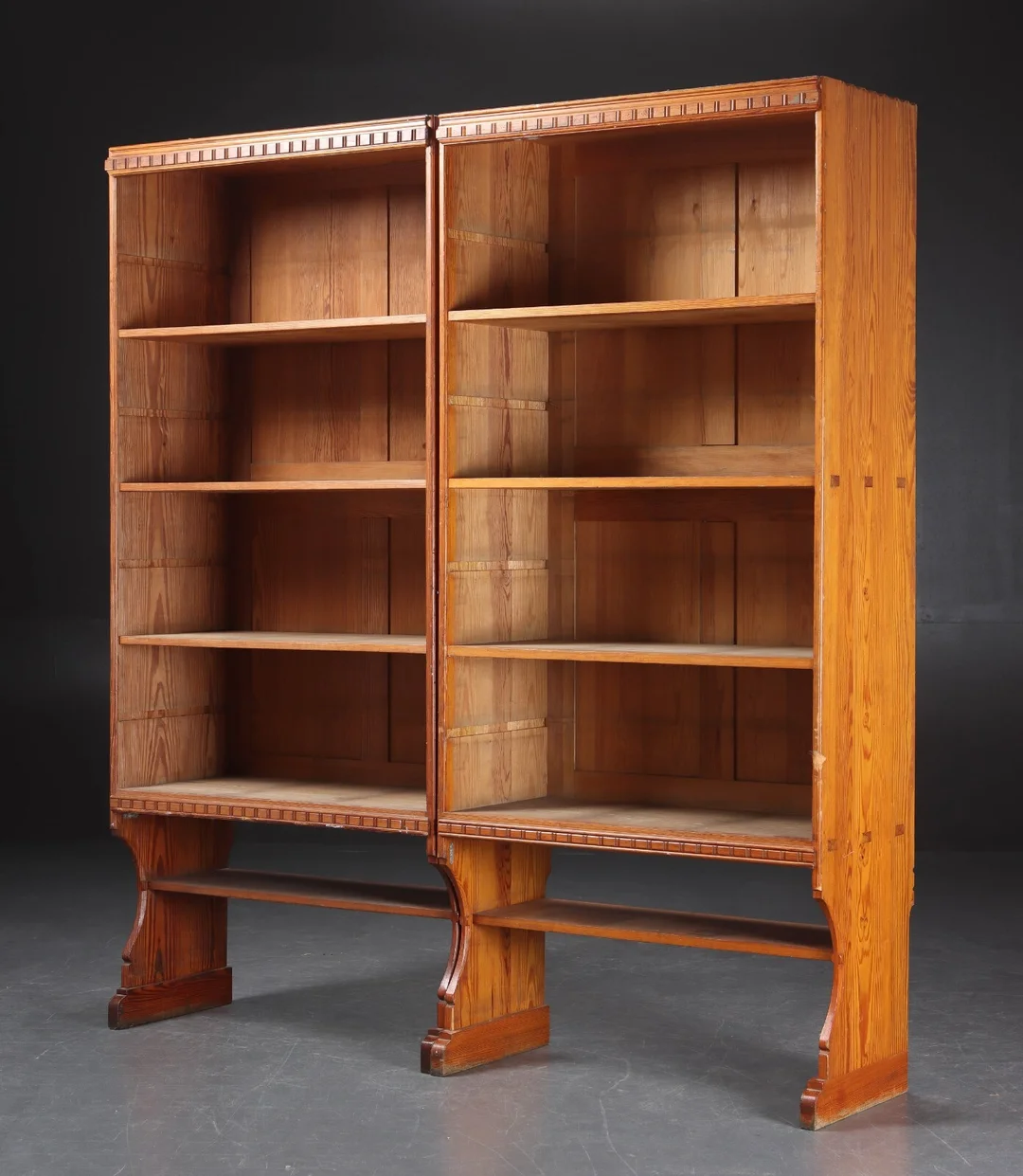 Martin Nyrop for Rud Rasmussen. Par bogreoler af Oregon Pine (2) — Furniture/Shelving — Lauritz