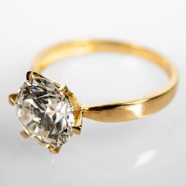 ENSTENSRING. 14K Guld med briljantslipad diamant 3,00 ct.