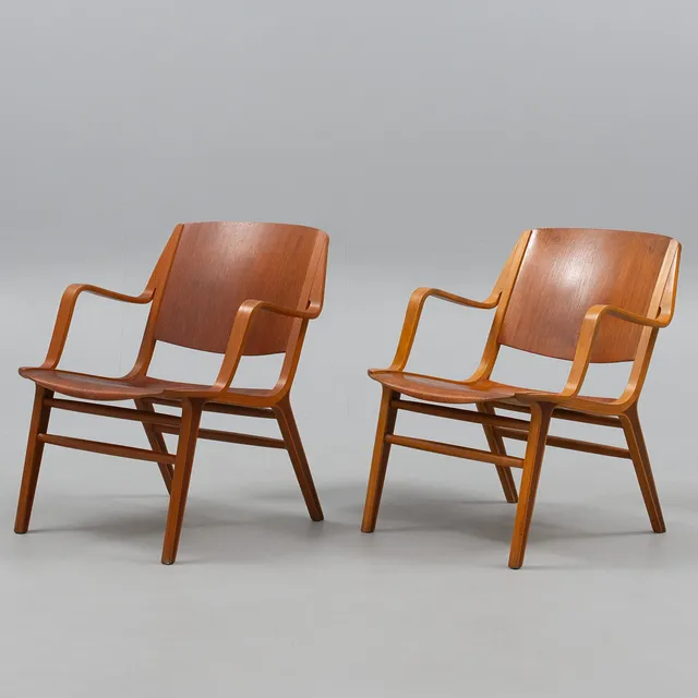 PETER HVIDT (1916–1986) OG ORLA MØLGAARD-NIELSEN (1907–1993). Et par "AX" armstole af bøg og teak, model 6000, Fritz Hansen, Danmark, formgivet 1947, (2).