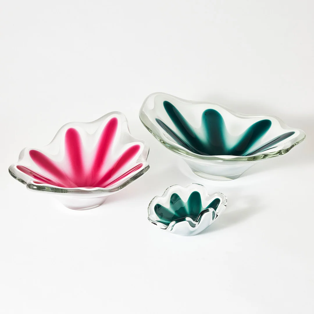 PAUL KEDELV. Skålfat, 3 stycken, ur serien "Coquille", Flygsfors 1956-57, klarglas med underfång i grönt, rosa och vitt. — Art glass — Stockholms Auktionsverk Magasin 5