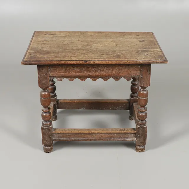 AN OAK LOW TABLE.