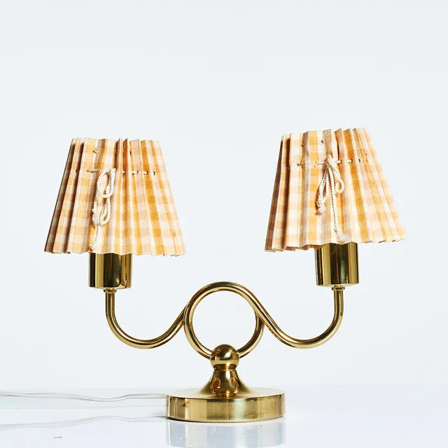 JOSEF FRANK. Bordslampa, modell 2483, Firma Svenskt Tenn, stomme i mässing, skärmar i rutig textil.