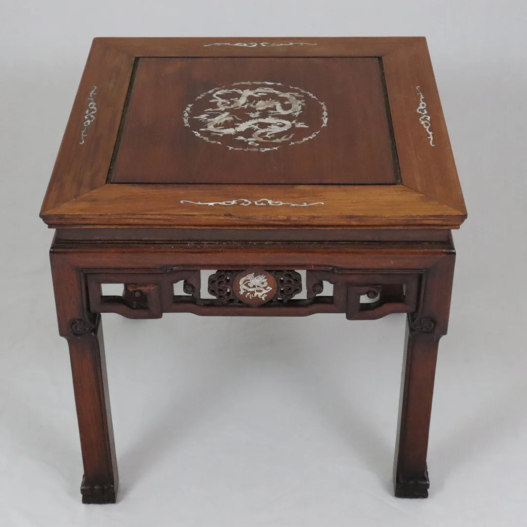 - BEISTELLTISCH - China, 20. Jh., Palisanderholz mit Perlmutteinlagen. — Asiatica — Auktionshaus Blank