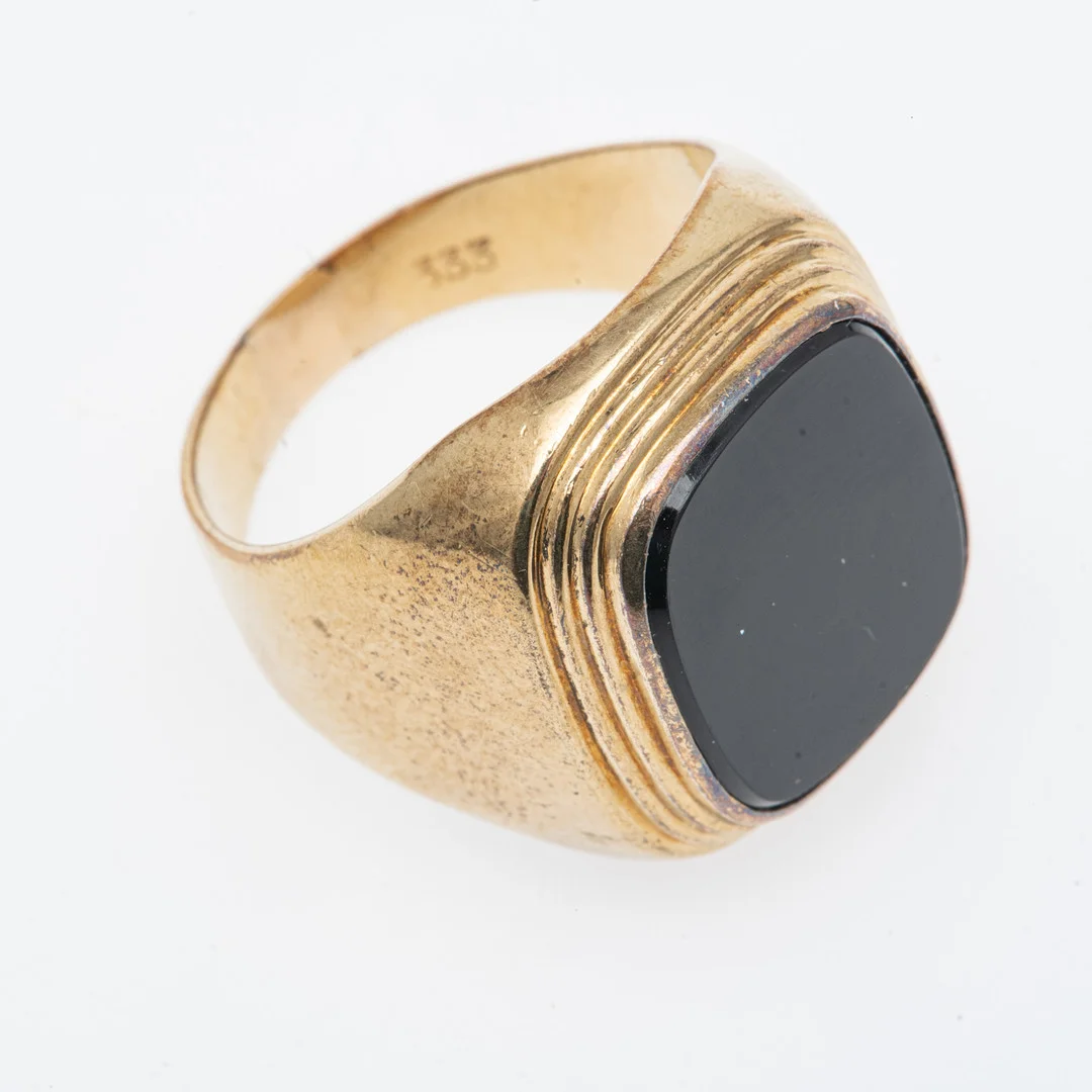 Herrenring, 333er Gelbgold, Onyx. — Rings — Stockholms Auktionsverk Köln