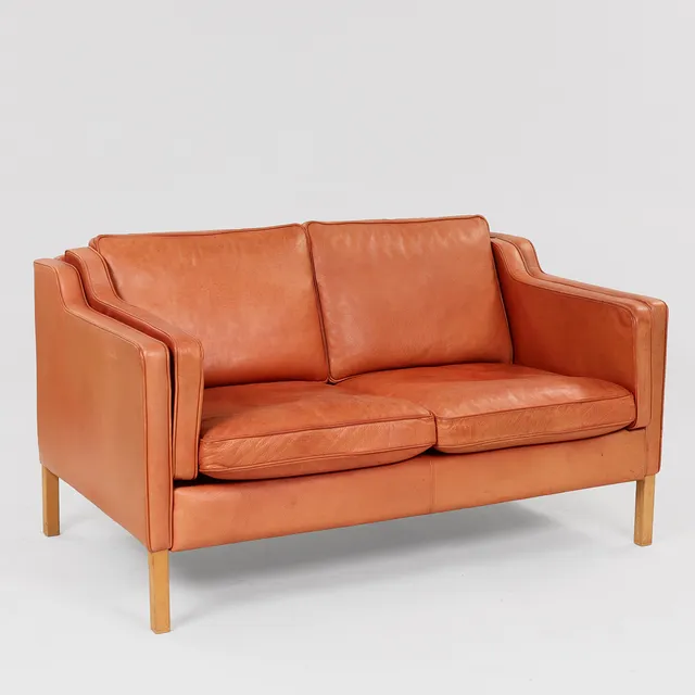 STOUBY. "Eva", topersoners sofa med ben af bøg, sæde, ryg og løse hynder betrukket med brunt skind, Danmark, 1900-tallets anden halvdel.