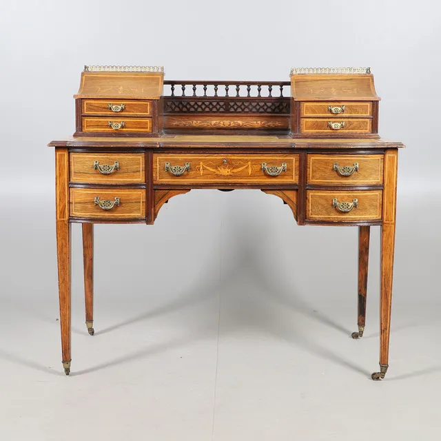 AN EDWARDIAN LADIES ROSEWOOD & SATINWOOD STRUNG WRITING DESK.