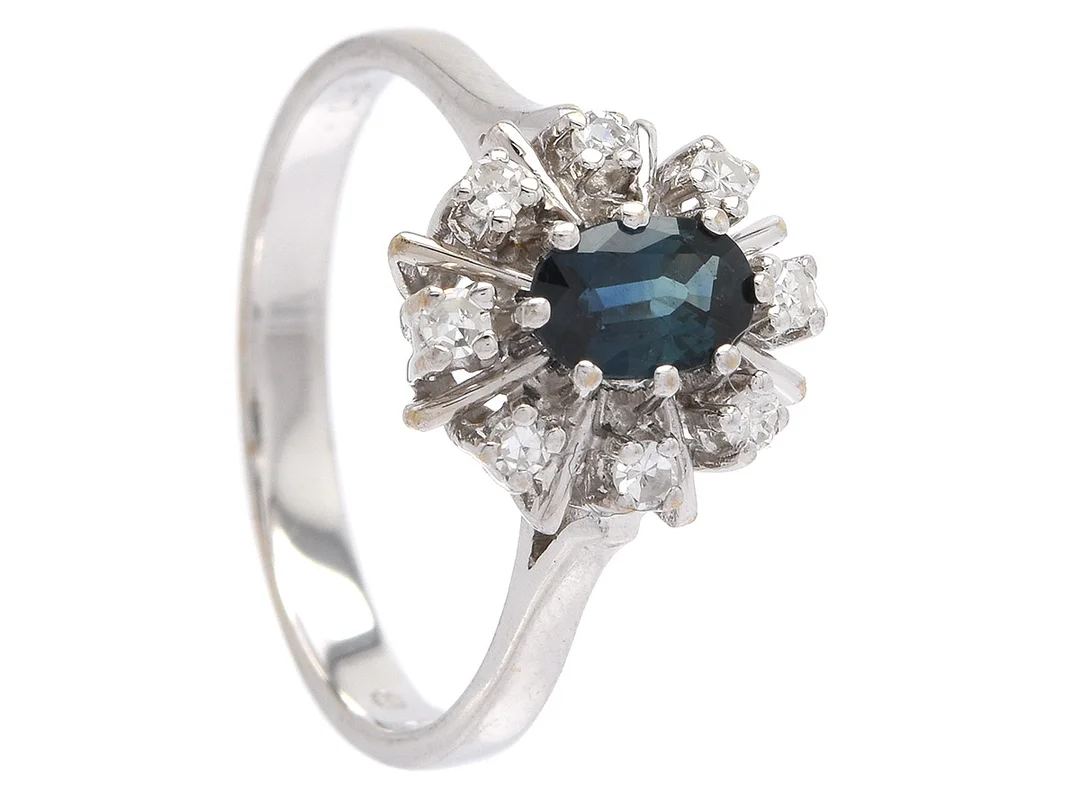 CARMOSÉRING, 18K vitguld, ovalslipad safir, 8 åttkantslipade diamanter 0,16 ctv, stl 17,75 mm, vikt 3,8 g. — Smycken/Carmoséring — Kaplans