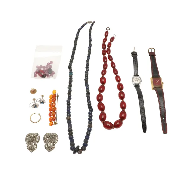 A CHERRY AMBER NECKLACE AND OTHER ITEMS.