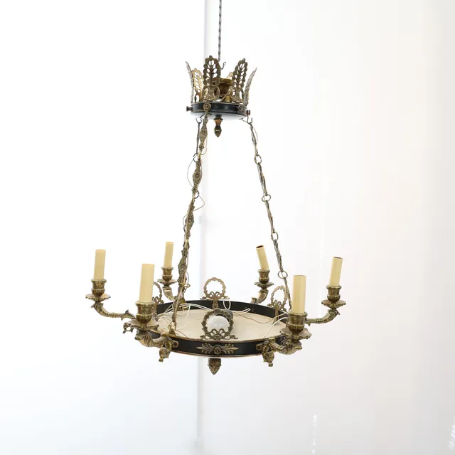 TAKAMPEL, empirestil, 1900-tal, mässing och bemålad metall. Sex ljuspunkter.