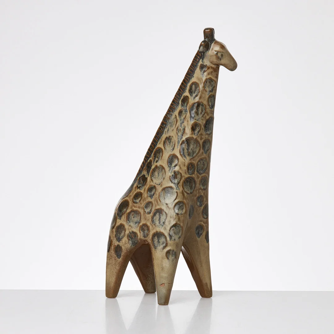 LISA LARSON. Giraff, ur serien "Stora ZOO", figurin, glaserat stengods, etikettmärkt, Gustavsberg. — Sculptures & Bronzes — Stockholms Auktionsverk Sickla