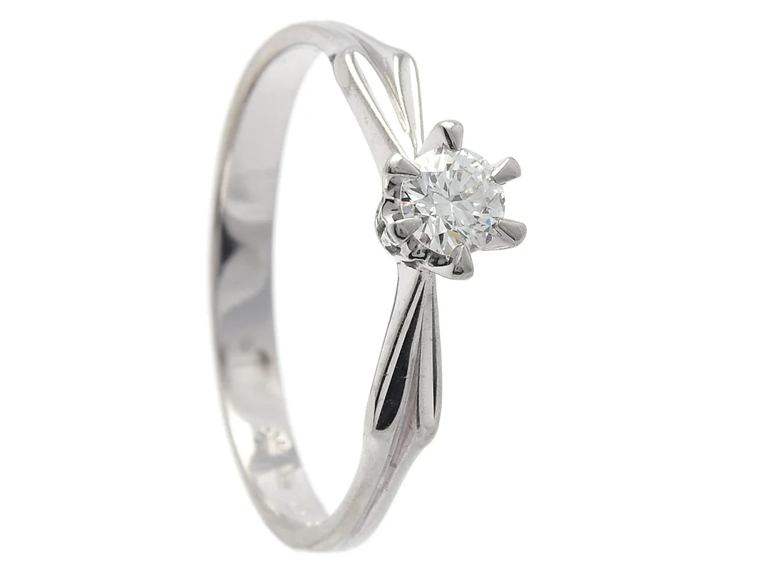 ENSTENSRING, 18K vitguld, briljantslipad diamant ca 0,22 ctv enligt gravyr, ca W-TCr/VS, stl 18 mm, vikt 2,3 g. — Smycken/Enstensring — Kaplans