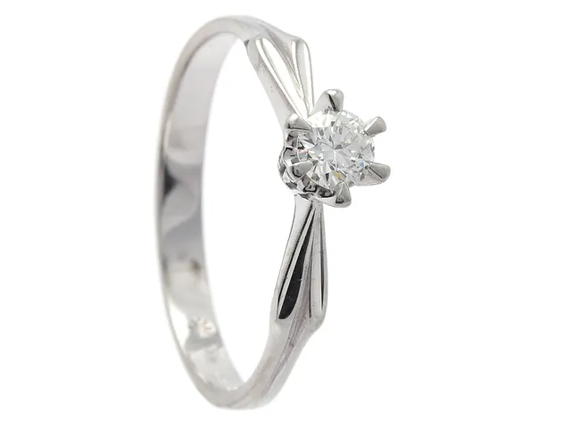 ENSTENSRING, 18K vitguld, briljantslipad diamant ca 0,22 ctv enligt gravyr, ca W-TCr/VS, stl 18 mm, vikt 2,3 g.