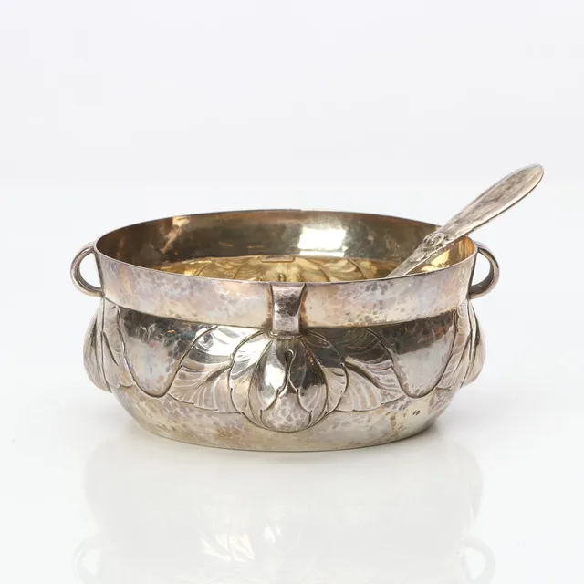 EVALD NIELSEN. SOCKERSKÅL MED STRÖARSKED. Silver. Danmark, 1916 och 1918. Vikt ca 255 gram.