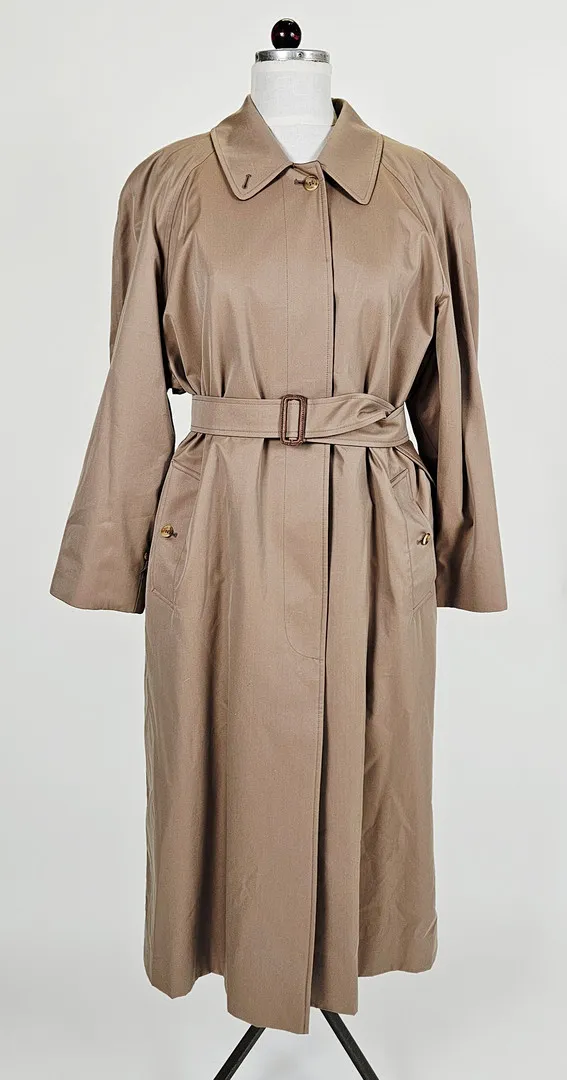 BURBERRYS. Trenchcoat. England.