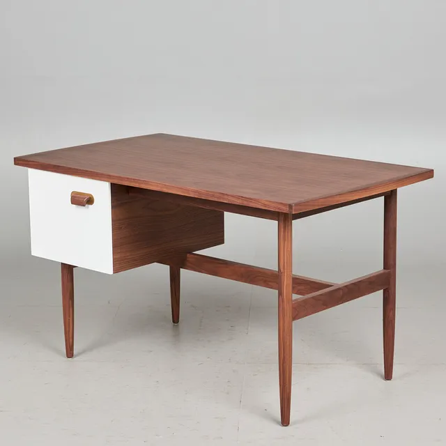 JENS RISOM. Stellar Works, Schreibtisch, Modell 'Risom', Nussbaum, Laminat, Messing, 1950er Jahre, Dänemark.