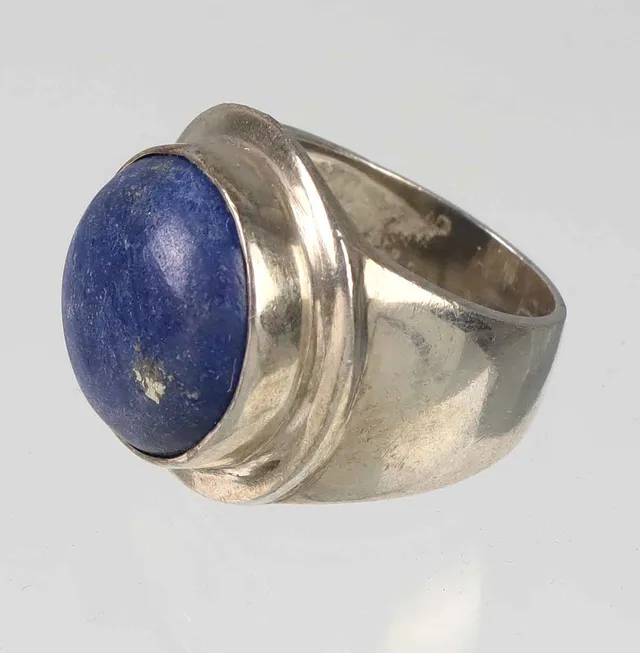 RING MIT LAPISLAZULI, IN SILBER 925.