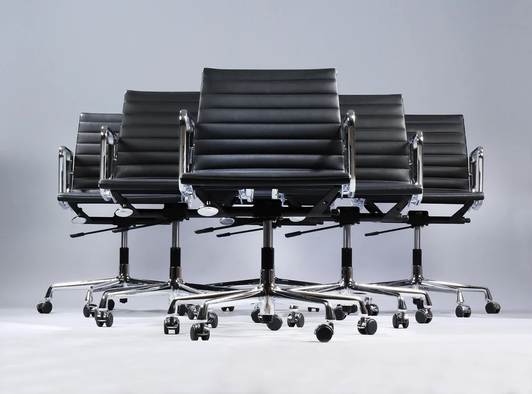 Charles Eames. A set of six office chairs in black leather, model EA-117. (6) — Furniture/Office furniture — Lauritz