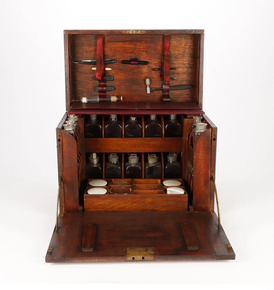 Travel/ship chest with carafes and knives etc. - late 19th century — Hobby and collectibles/Collectibles — Lauritz