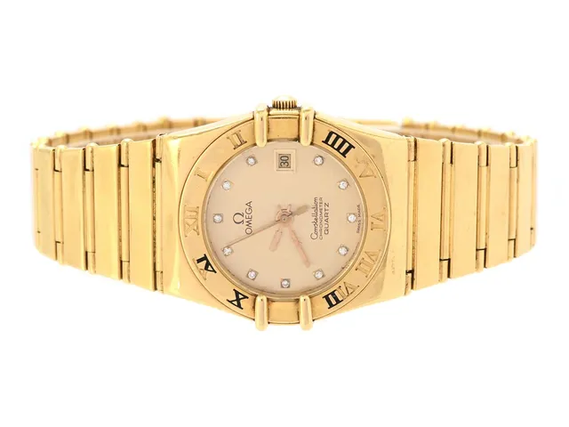 OMEGA, Constellation, Chronometer, Cal 1382, Serie nr. 46063610, Ref nr. BA 598.0003, Boett nr. 598.0003, damur, 26 mm, 18K guld, quartz, safirglas (nagg), datum, diamanter på urtavlan (11 st. 8/8), skadad urtavla, integrerad originallänk, viklås (lagat), Ref nr. 798.0003, totalvikt 76,3 gram, ca 1984.