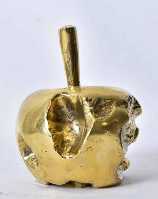ANDREAS WARGENBRANT. Skulptur, "Forbidden Fruit", guldpatinerad brons.