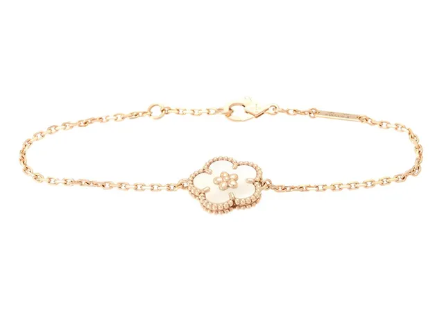 VAN CLEEF & ARPELS, armband, Lucky Spring, plum blossom, 18K roséguld, pärlemor, serienr JF835184, längd 16/17,5 cm, vikt 4,1 g, certifikat, kvitto, påse, skötselråd, originaletui och ytterkartong.