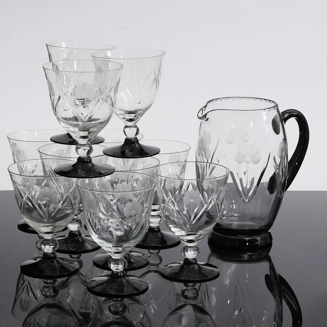 GLASSERVIS, 12 delar, med svart fot och slipad dekor, 1900 - talets första hälft. — Utility glass — Auktionshuset Thelin & Johansson